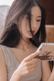 少女观看第6集视频播放